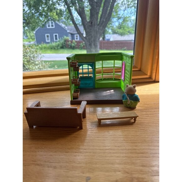 Sylvanian Families Village Flower Shop Bench and Stool with Figure - Picture 2 of 3